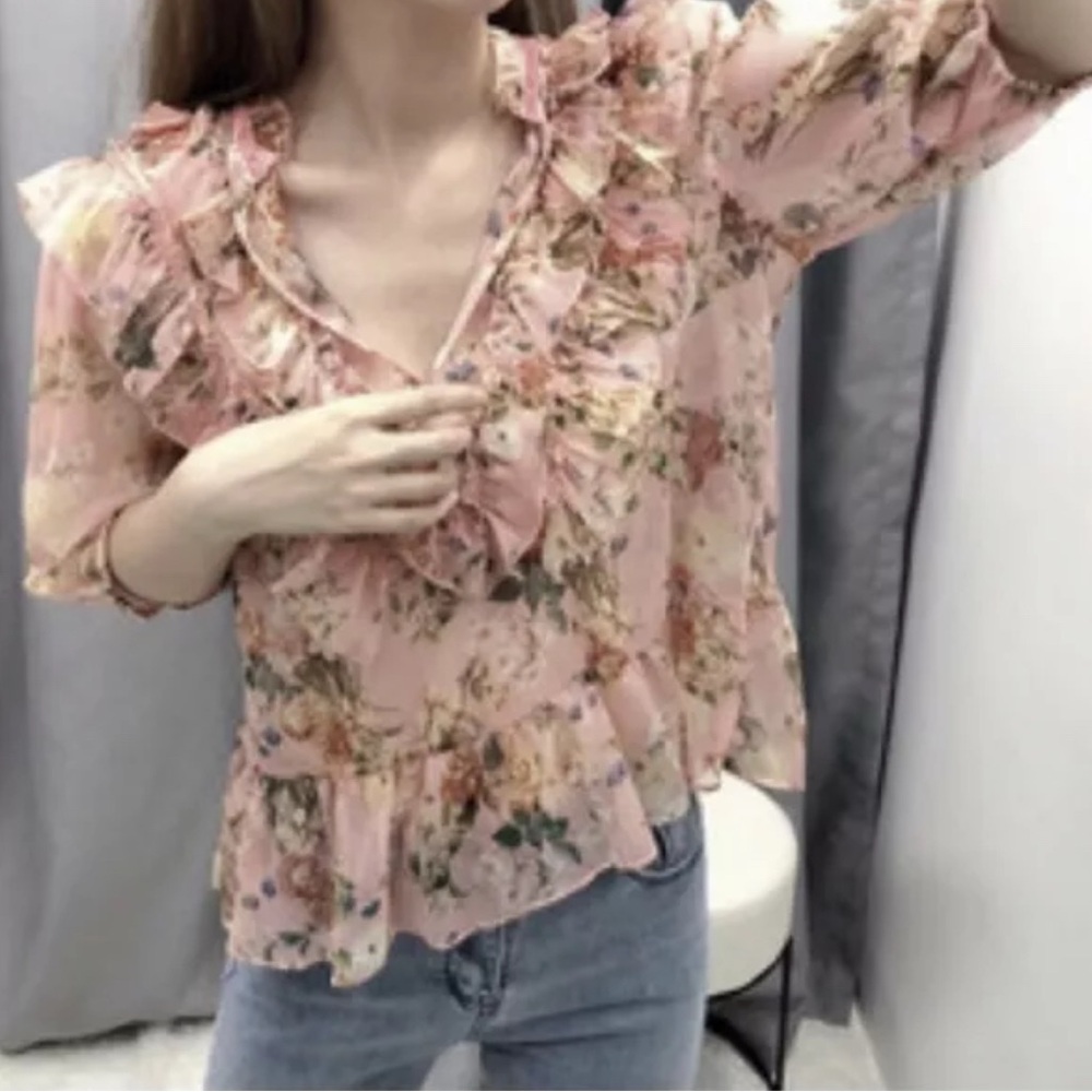‼️‼️FINAL SALE ‼️‼️Pink plunge v-neck blouse with 3/4 sleeves and ruffled peplum - Picture 13 of 14